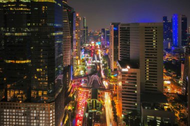 Sathorn kavşak veya araba trafiği ile birleşme havadan görünümü