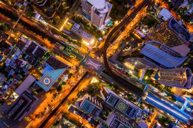 Sathorn kavşak veya araba trafiği ile birleşme havadan görünümü