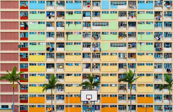 Kleurrijke regenboog pastel gebouw met basketbalveld en facad — Stockfoto