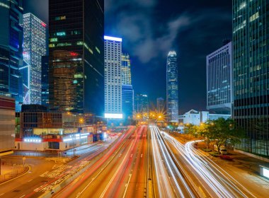 Yol Hong Kong şehir merkezinde. Finans bölgesine ve iş yüzde