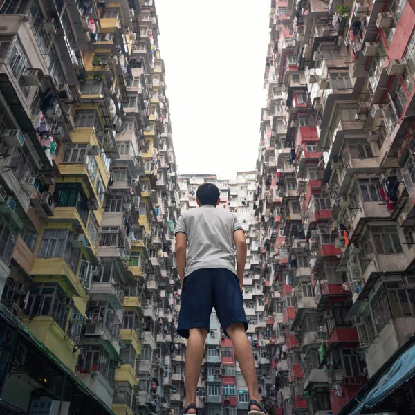 Ένας άνθρωπος τουριστικά με Yick λίπους κτίριο σε ταξίδια έννοια του Χονγκ Κονγκ — Φωτογραφία Αρχείου