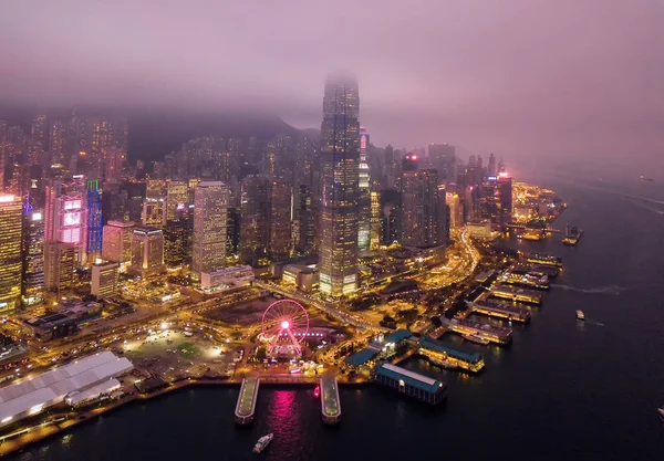 Luftaufnahme von Hongkong Innenstadt und Viktoria Hafen bei Regen — Stockfoto