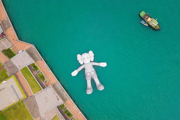 Luftaufnahme von kaws Begleiter, riesige Skulptur, die auf dem Wasser schwimmt — Stockfoto
