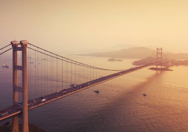 Tsing Ma Köprüsü'nün havadan görünümü. Struc ile Hong Kong Karayolları