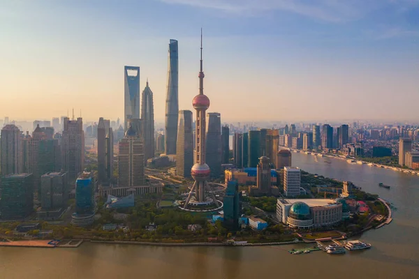 Flygvy över Shanghais centrum, Kina. Financial District och — Stockfoto