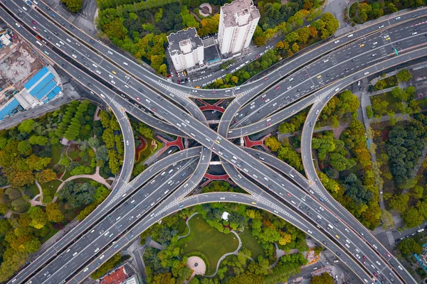 Flygbild över motorväg korsningar form bokstaven x cross vid middagstid. B — Stockfoto