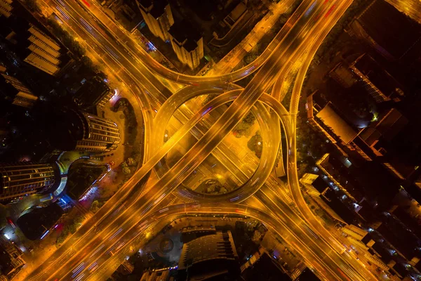 Vista aérea de los cruces de carreteras con rotonda. Carreteras puente s — Foto de Stock