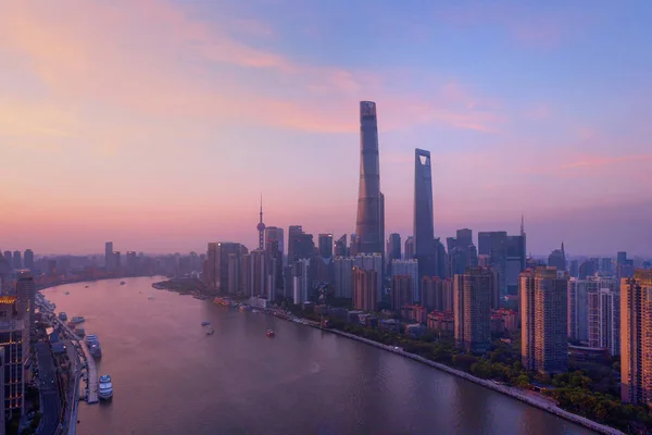 中国・上海市内の航空写真。金融街と — ストック写真