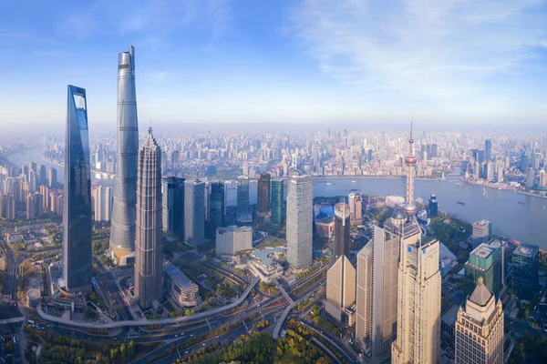 Widok z lotu ptaka na Pearl w Szanghaju w panoramę miasta przez Huangpu — Zdjęcie stockowe