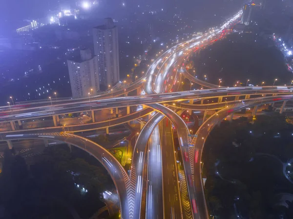 Luftaufnahme von Autobahnkreuzen Form Buchstabe x Kreuz in der Nacht w — Stockfoto