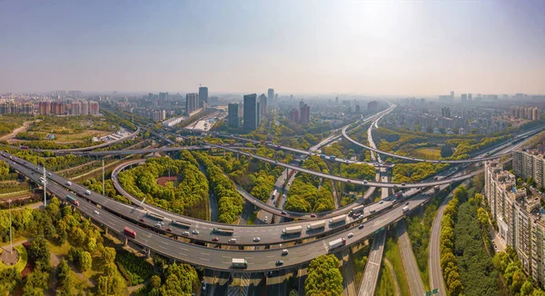 公路路口汽车鸟瞰图。桥梁道路或街道 — 图库照片