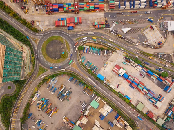 Vista aérea de los cruces de carreteras con rotonda y contenedores . —  Fotos de Stock