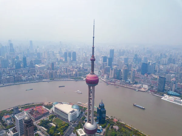 Flygvy över Shanghais centrum, Kina. Financial District och — Stockfoto