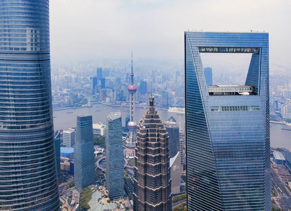 Vista aérea del centro de Shanghai, China. Distrito financiero y — Foto de Stock