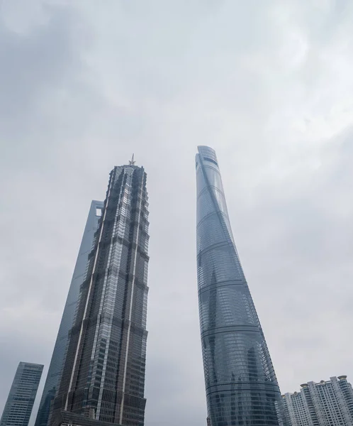 上海の繁華街にある超高層ビルと高層オフィスビル, — ストック写真