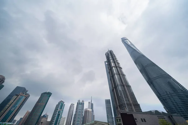 Skyskrapa och höghus kontorsbyggnader i Shanghai Downtown, — Stockfoto