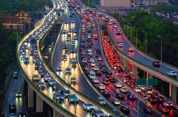 Trafikstockning i rusningstid på motorväg. Bilar på broar och roa — Stockfoto