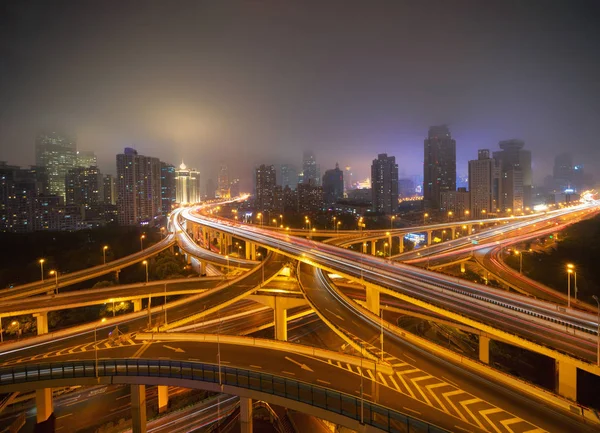 Вид автомобільних доріг в Шанхаї, центр міста, Китай. Фінансовий d — стокове фото
