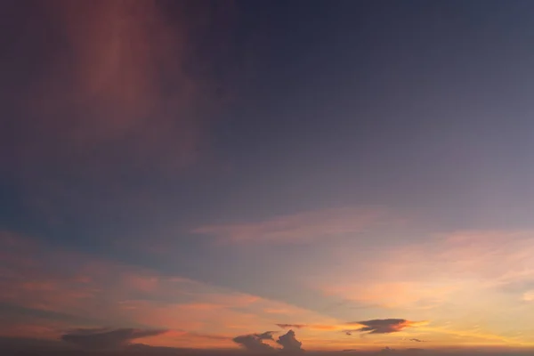 Φόντο αφηρημένου χαρακτήρα. Δραματική μπλε ουρανό με πορτοκαλί στο π — Φωτογραφία Αρχείου