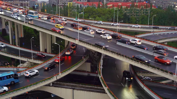 Trafikstockning i rusningstid på motorväg. Bilar på broar och roa — Stockfoto