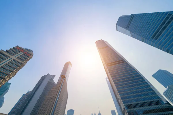 Wolkenkrabber en hoogbouw kantoorgebouwen in het centrum van Shanghai, — Stockfoto