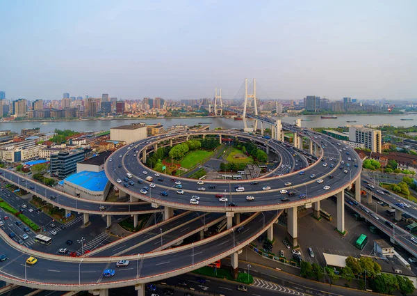 Flygvy över Nanpu Bridge, Shanghai Downtown, Kina. Finansiella — Stockfoto