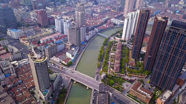 Luftaufnahme des Huangpu-Flusses in der Innenstadt von Shanghai, China. Finanzielle — Stockfoto