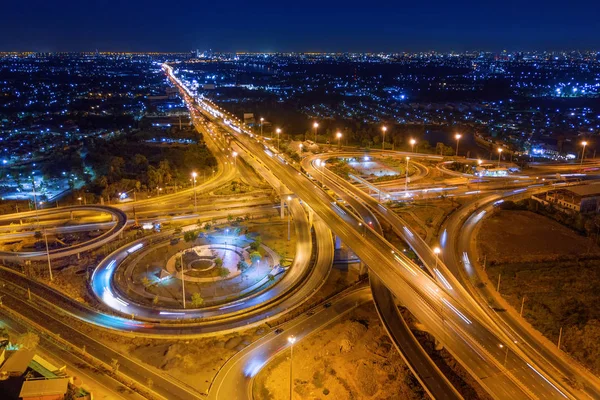 Вид с воздуха на перекрестки автомагистралей. Форма мостовых дорог 8 или — стоковое фото