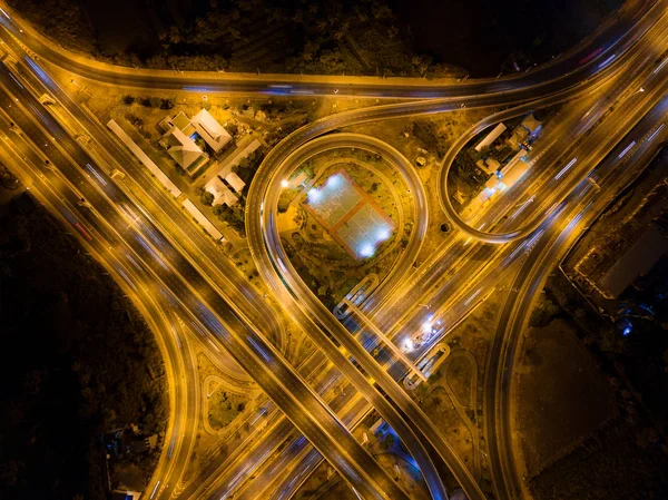 Luftaufnahme von Autobahnkreuzen. Brückenstraßen formen Nummer 8 oder — Stockfoto