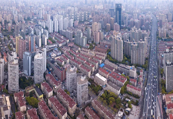 Luftaufnahme von Wohnhäusern mit Wolkenkratzer und Hochhaus — Stockfoto