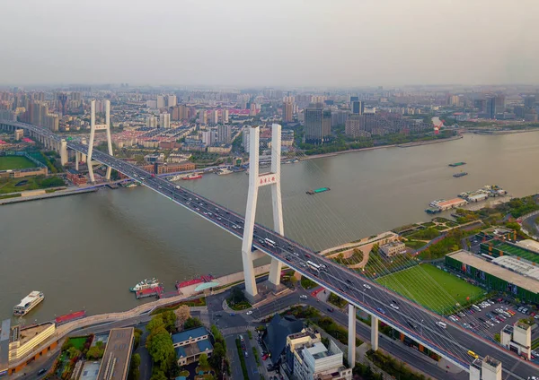 Légi felvétel Nanpu Bridge, Shanghai Downtown, Kína. Pénzügyi — Stock Fotó