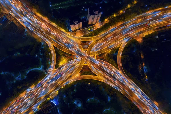 Luftaufnahme von Autobahnkreuzen Form Buchstabe x Kreuz in der Nacht. — Stockfoto