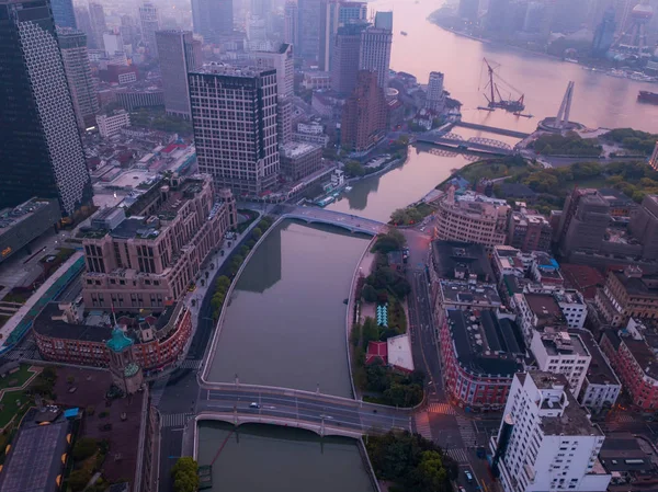 Luftaufnahme des Huangpu-Flusses in der Innenstadt von Shanghai, China. Finanzielle — Stockfoto