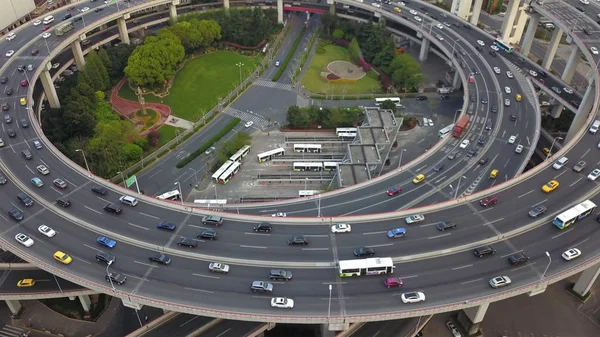 Flygvy över rondellen i Nanpu Bridge, Shanghai Downtown, CH — Stockfoto