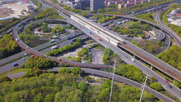 Flygbild av bilar på motorväg korsningar med rondellen. Bridge — Stockfoto