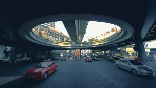 Mobil mengemudi di jalan di persimpangan terowongan dan jembatan dengan traf — Stok Foto