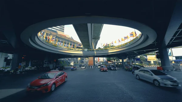 Coches que conducen por carretera en la intersección del túnel y el puente con traf —  Fotos de Stock