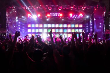 Kalabalık siluetler, insan grubu, canlı müzik co tezahürat
