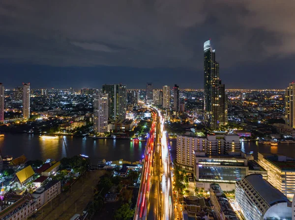 Vista aérea da ponte Taksin com o rio Chao Phraya, Bangkok Dow — Fotografia de Stock