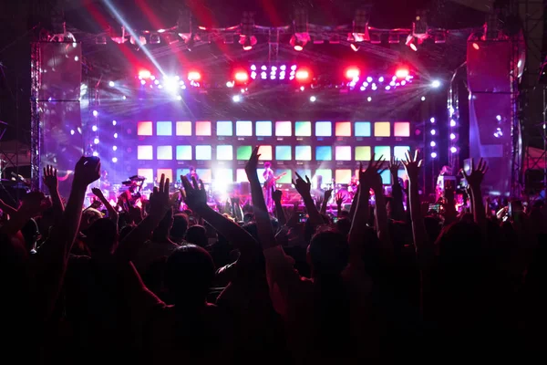 Siluetas de multitud, grupo de personas, animando en vivo música co — Foto de Stock