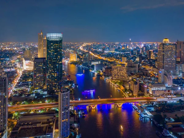 Vista aérea da ponte Taksin com o rio Chao Phraya, Bangkok Dow — Fotografia de Stock