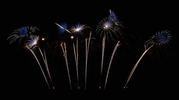 Fogos de artifício internacionais à noite. Variedade de co — Fotografia de Stock