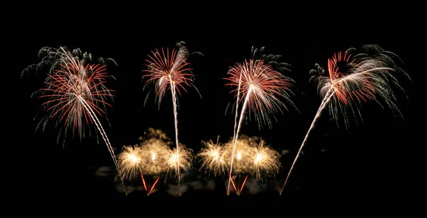 Nemzetközi tűzijáték fesztivál jelenik meg éjjel. Sokféle társ — Stock Fotó