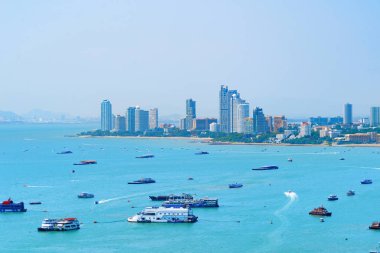 Pattaya deniz, plaj ve şehir ile teknelerin havadan görünümü 