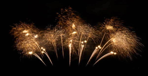 Fogos de artifício internacionais à noite. Variedade de co — Fotografia de Stock