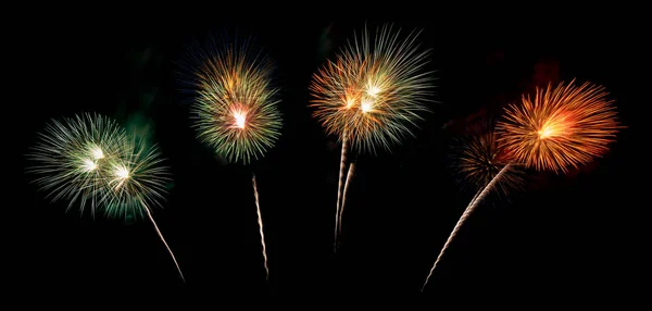 Fogos de artifício internacionais à noite. Variedade de co — Fotografia de Stock