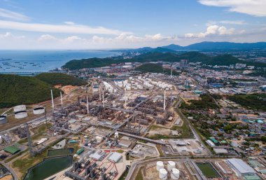 Endüstriyel Petrokimya petrol rafinerisi ve deniz havadan görünümü 