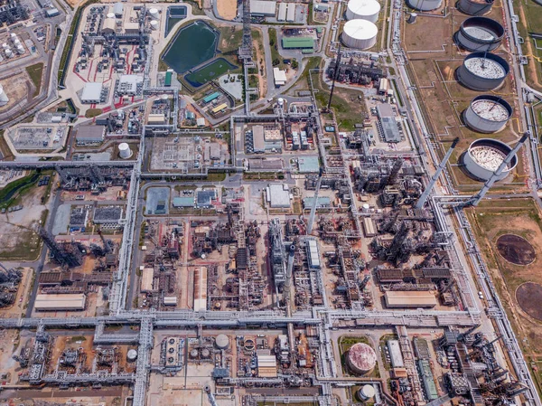 Vista aérea de la refinería petroquímica de petróleo y el mar en la industria — Foto de Stock