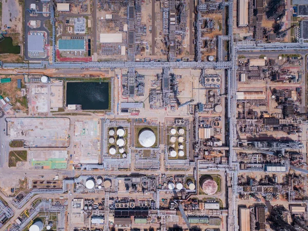 Letecký pohled na petrochemický rafinérii a moře v průmyslu — Stock fotografie