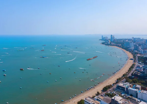 Vista aérea de barcos en el mar de Pattaya, playa, y ciudad urbana con — Foto de Stock